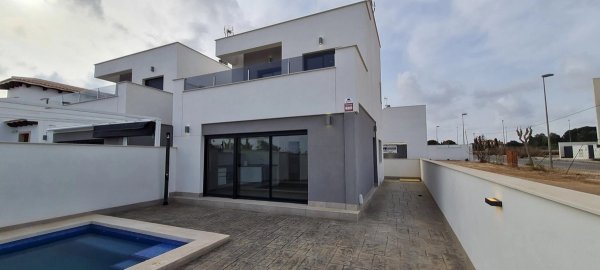 Buitenzicht op een moderne 3-slaapkamer villa in Orihuela Costa met een privé zwembad en tuin.