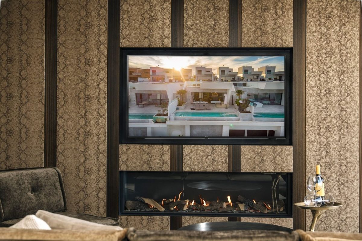 Gezellige woonruimte met een open haard, die het moderne ontwerp van de villa in Rojales, Costa Blanca Zuid laat zien.