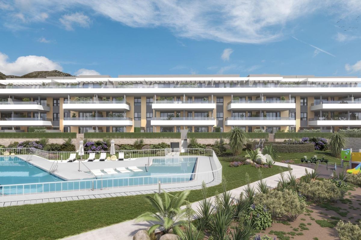 Buitenzicht op een modern appartementcomplex met zwembaden omringd door tuinen in Torremolinos.