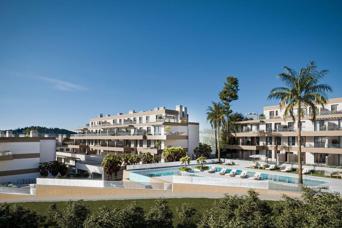 Algemeen uitzicht op het moderne appartementencomplex met aangelegde tuinen in Mijas, Costa del Sol.