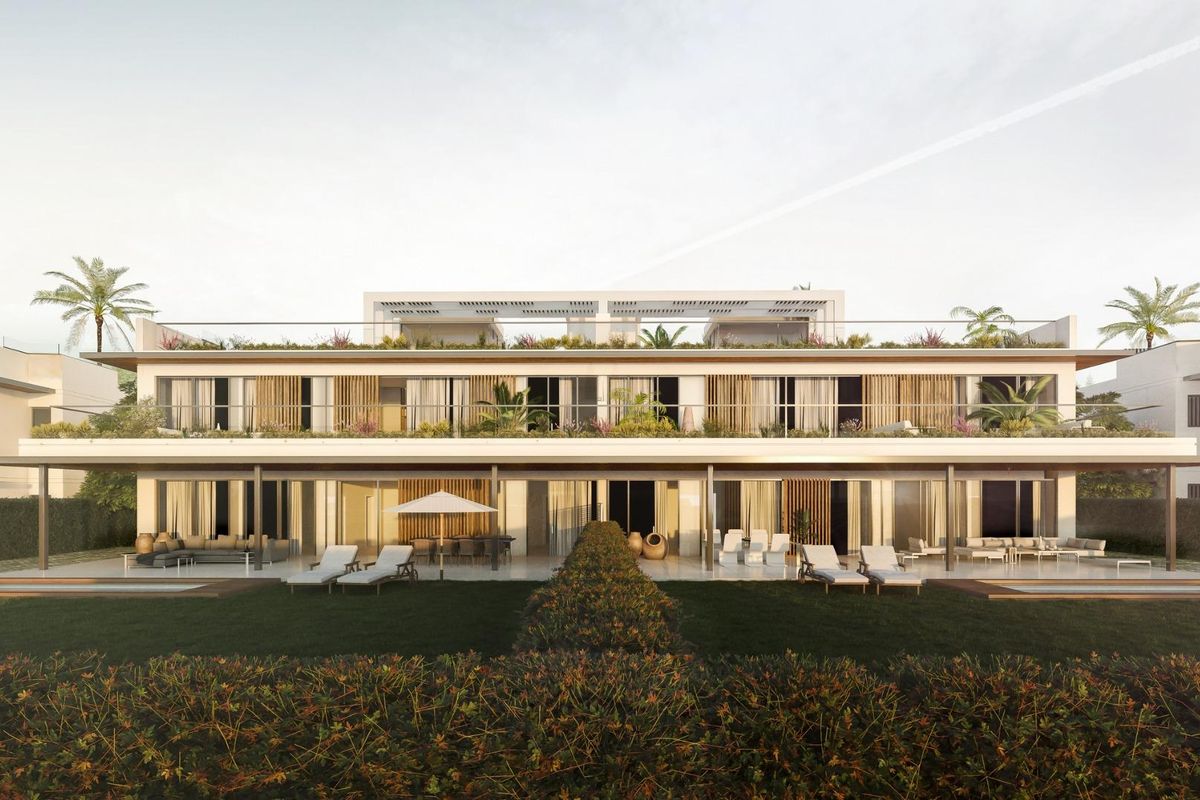 Stijlvol uitzicht op de moderne bungalowcomplex in Marbella, met weelderige tuinen en veranda's.