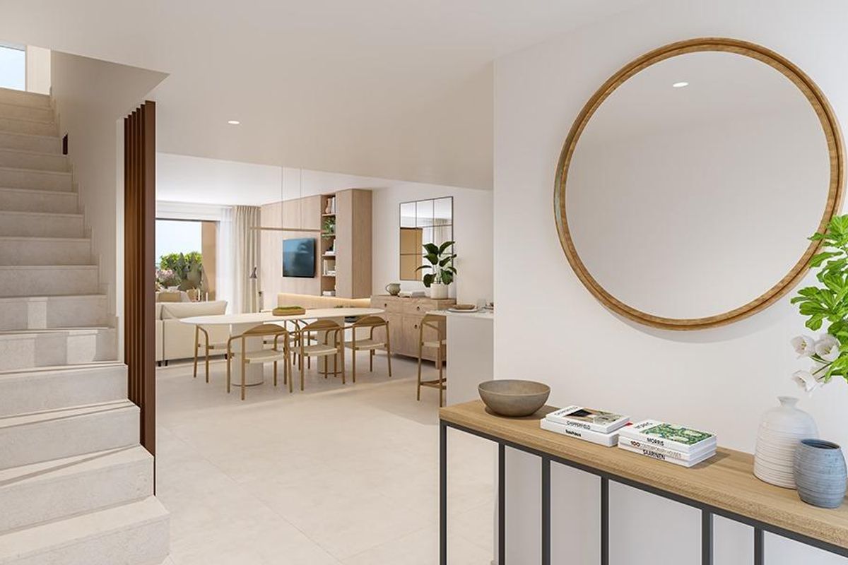 Heldere gang die naar een open woonkamer leidt in een 3-slaapkamer townhouse in Mijas, Costa del Sol.