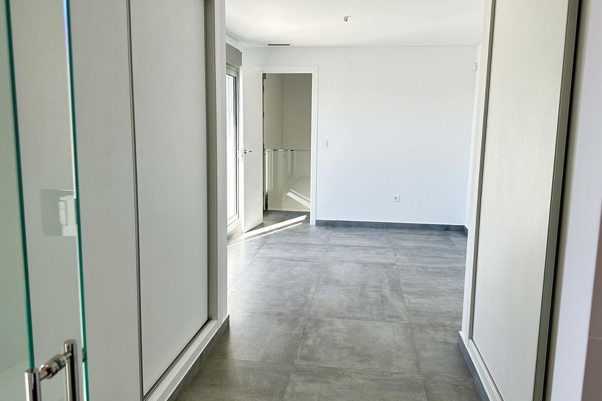 Heldere gang die leidt naar verschillende kamers in een moderne 4-slaapkamer villa in Algorfa, Costa Blanca Zuid.