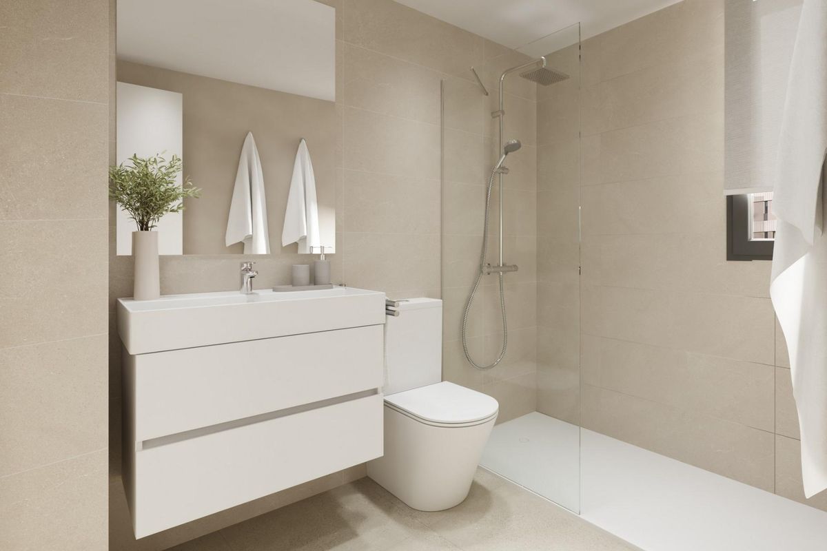 Chique badkamer met moderne armaturen in een 2-slaapkamer appartement in Estepona, met een glazen douche.