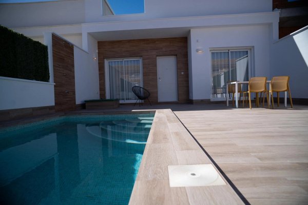Moderne townhouse patio met zwembad en eetruimte in San Javier, Costa Calida, Spanje.
