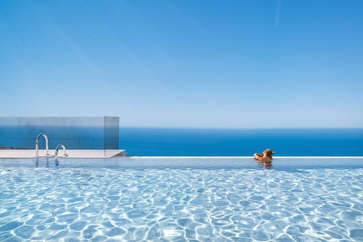 Infinity zwembad met uitzicht op zee in Rincon de la Victoria, Costa del Sol, Spanje.