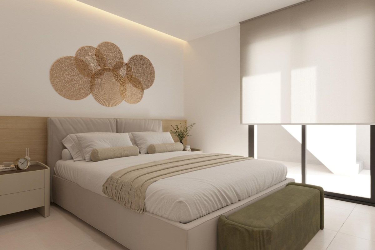 Gezellige slaapkamer in de 2-slaapkamer bungalow, compleet met elegante decoratie en voldoende licht in Torrevieja.