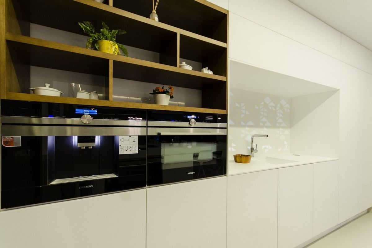 Strakke keukenapparatuur is te zien in deze moderne villa keuken, gelegen in Orihuela Costa.