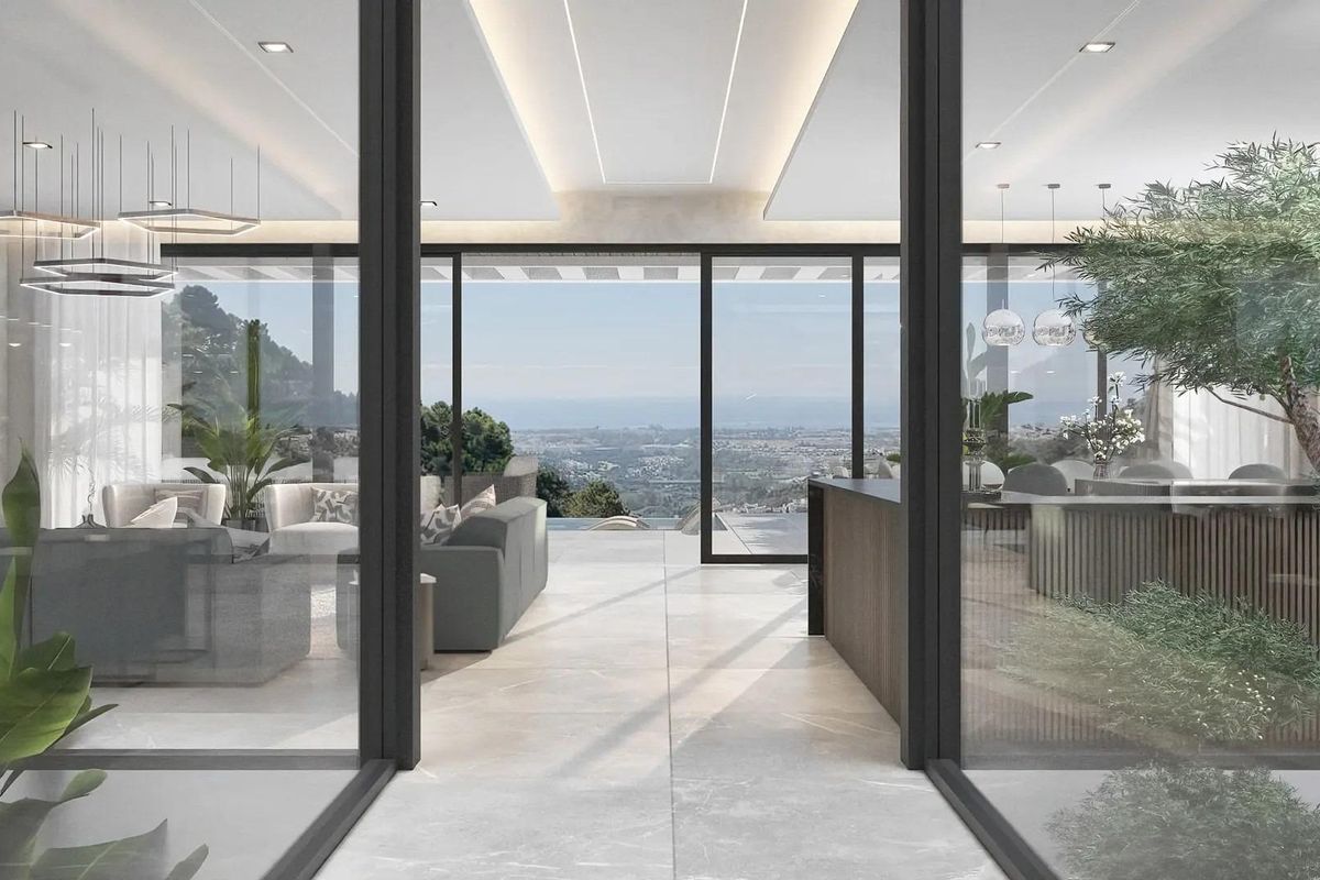 Heldere woonkamer met panoramisch uitzicht en groenvoorzieningen, gekoppeld aan een buitenruimte in Benahavís.