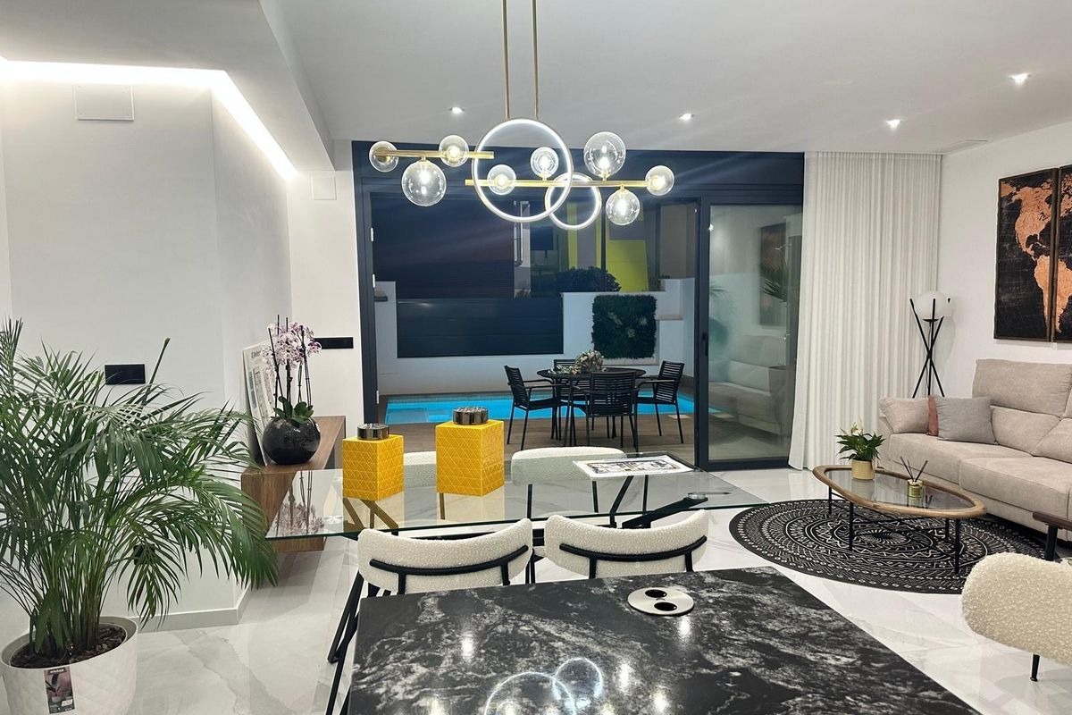Moderne woonkamer met elegante inrichting, uitzicht op het zwembad in San Pedro del Pinatar.