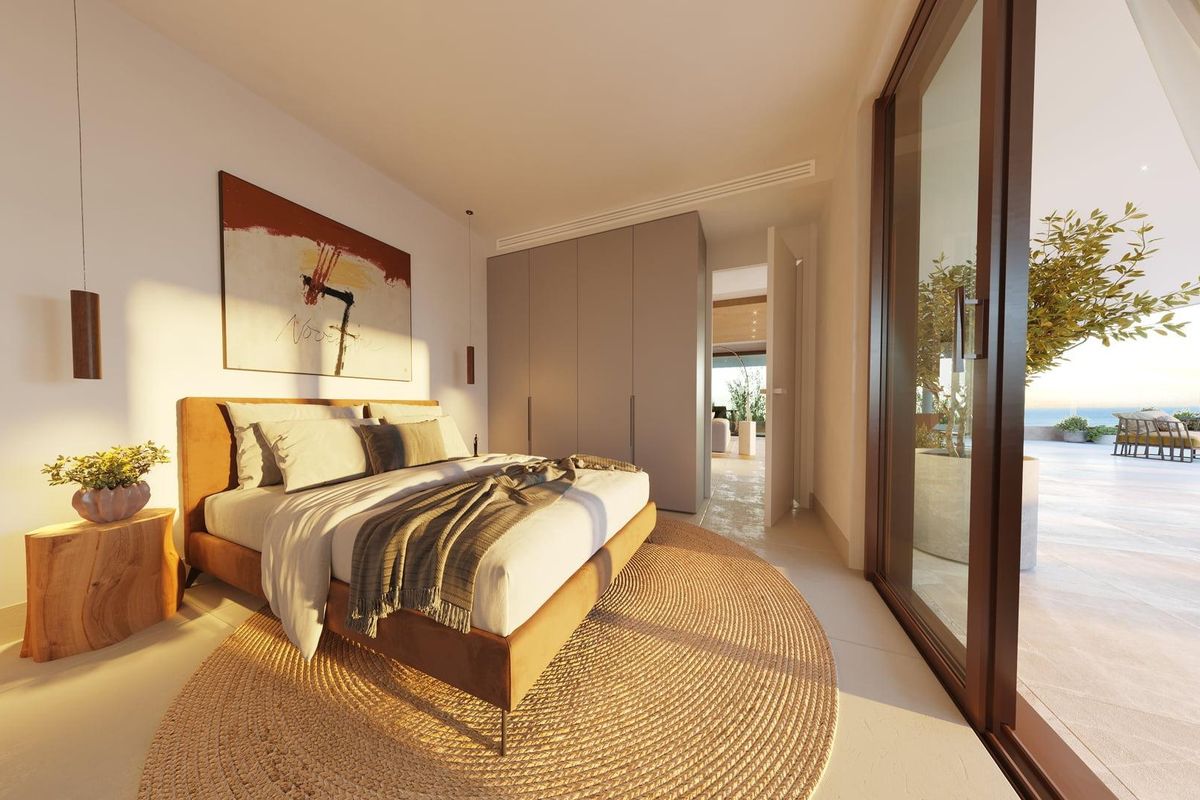 Stijlvolle slaapkamer met gezellige decor en toegang tot het terras, gelegen in penthouse in Fuengirola.