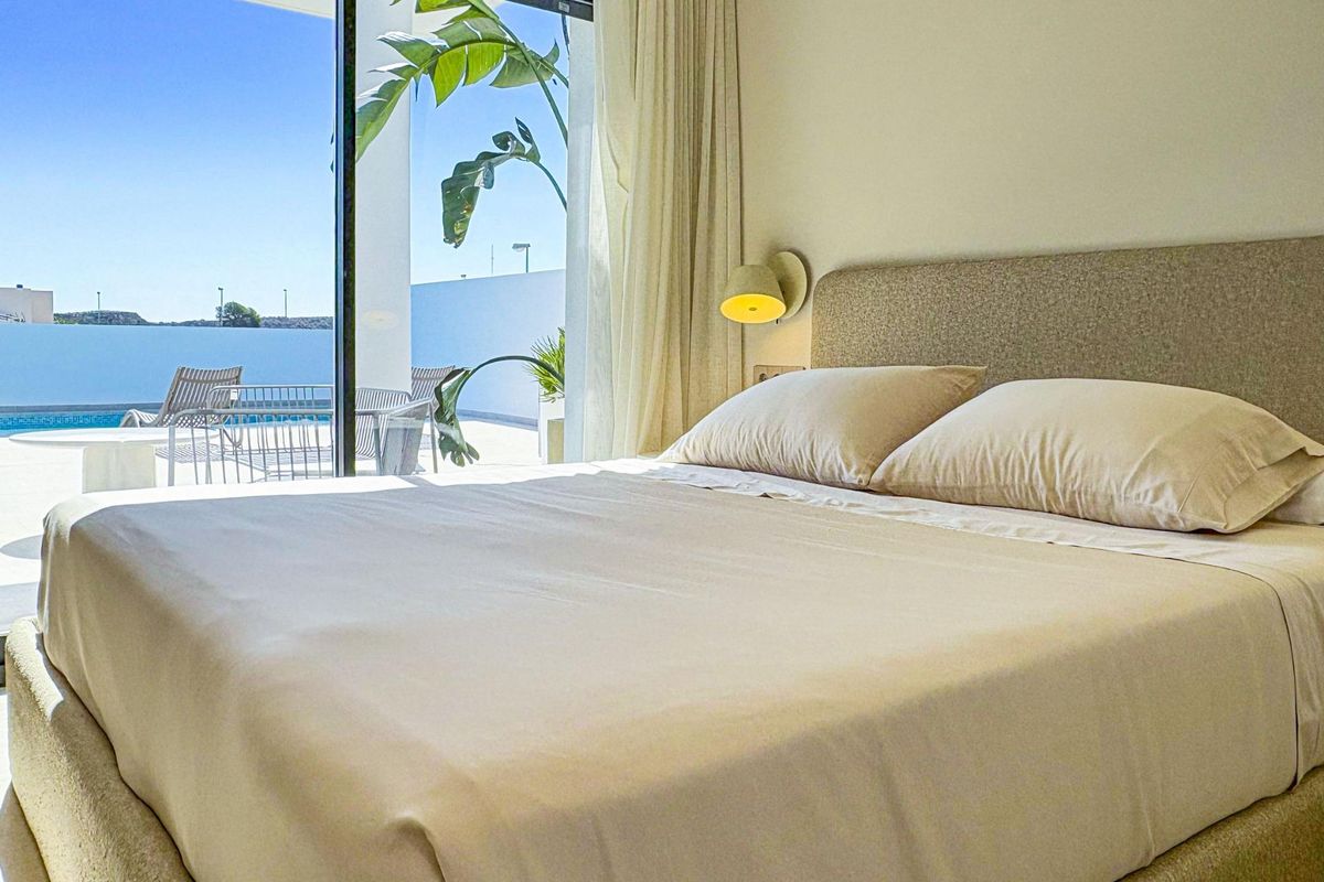 Gastvrije slaapkamer met een comfortabel bed en uitzicht op het zwembad in Rojales, Costa Blanca Zuid, perfect om te ontspannen.