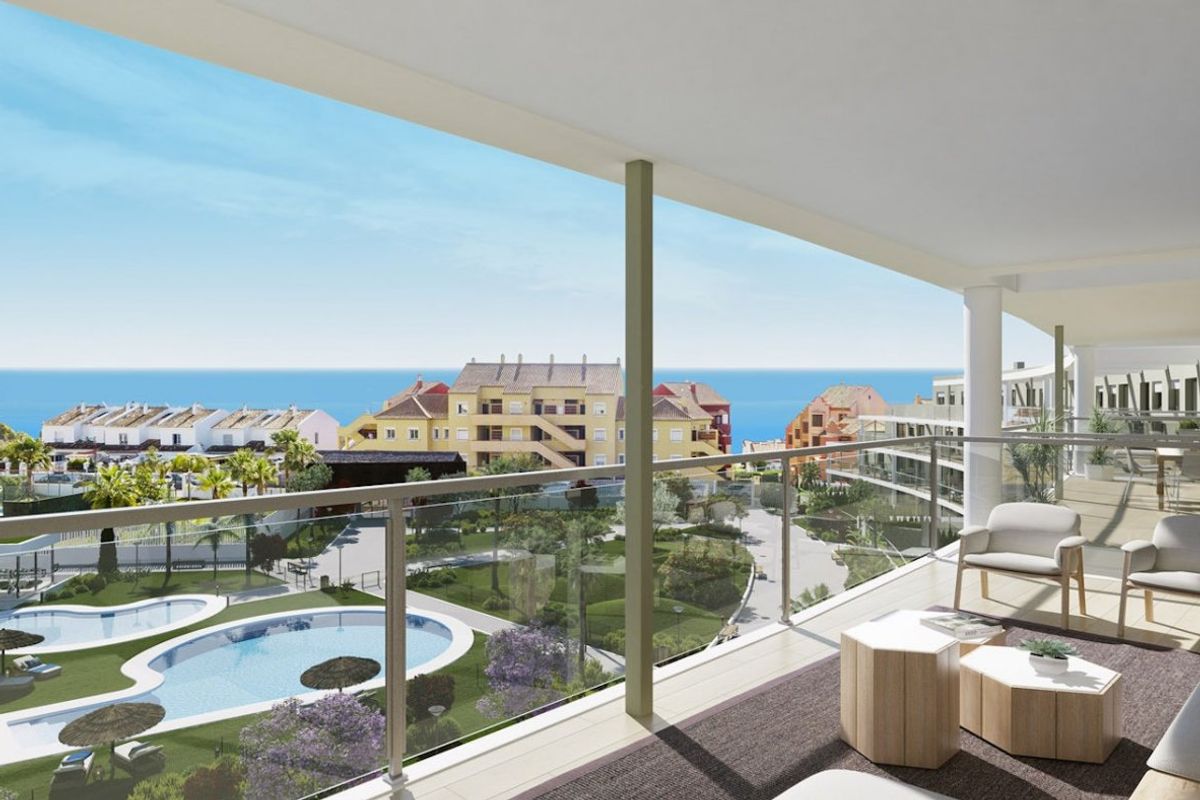 Heldere terrasruimte van een penthouse met zeezicht en een aangelegd zwembad in Manilva, Costa del Sol.