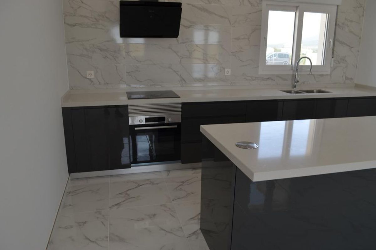 Close-up van het keukenblad en apparaten in een moderne villa in Pinoso, Costa Blanca Zuid.