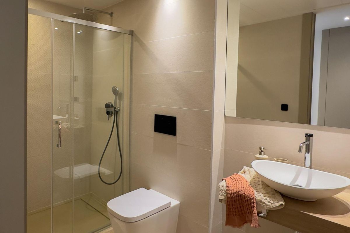 Moderne badkamer met douche en elegante armaturen in een 2-slaapkamer bungalow in Algorfa, Costa Blanca.
