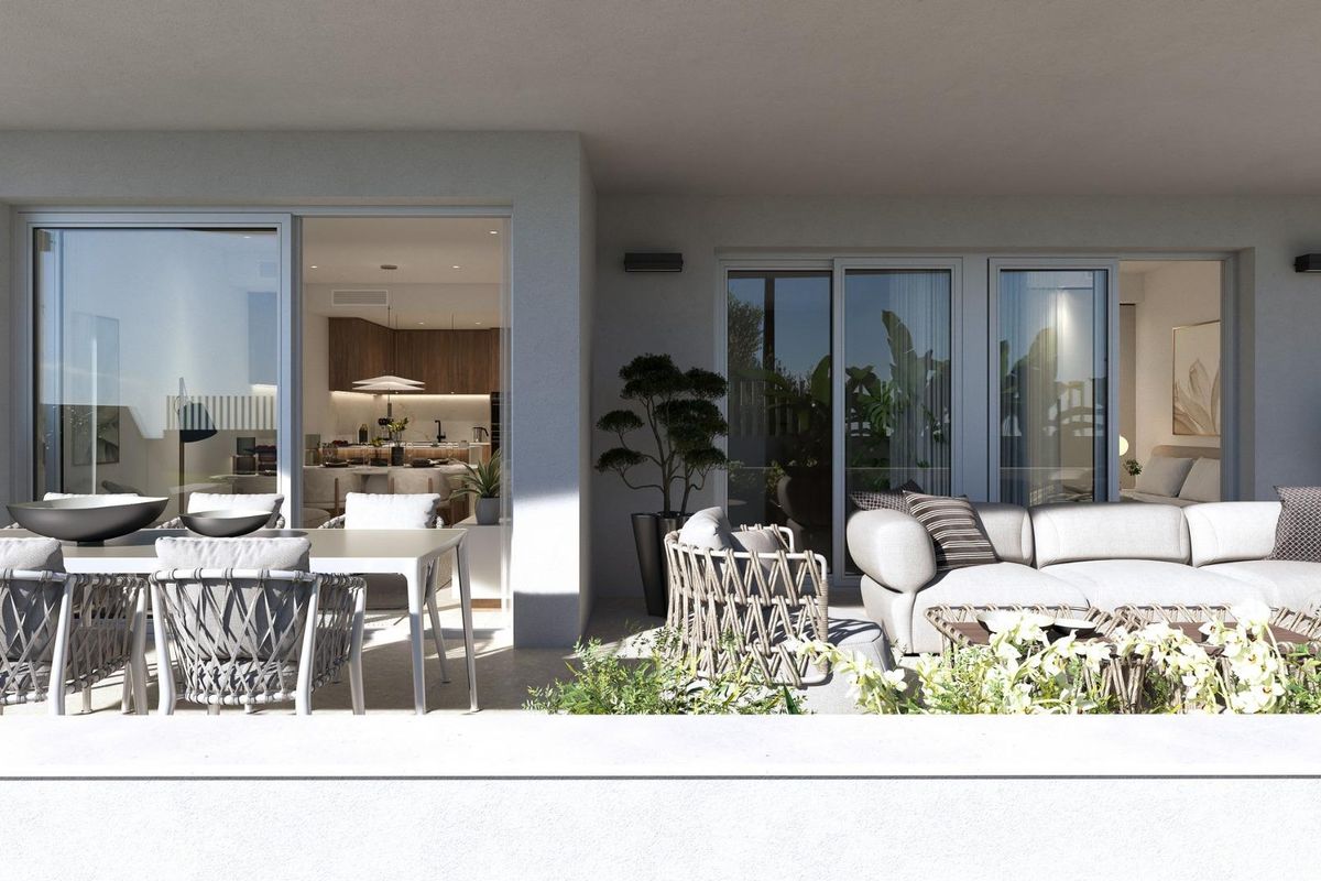 Gezellige terrasruimte met zithoek en eethoek, verbonden met de keuken in het appartement aan de Costa Blanca.