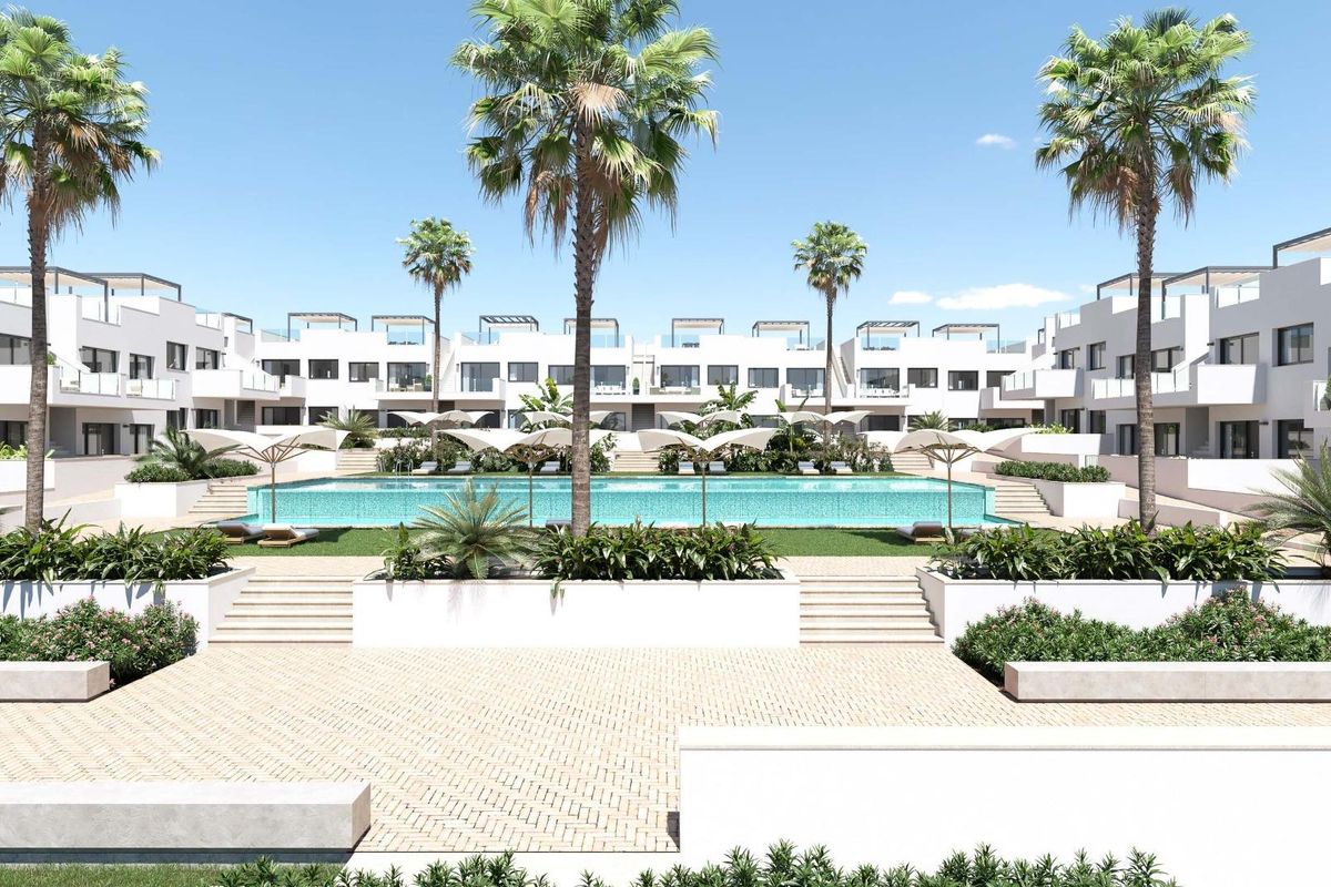 Brede kijk op het complex met weelderige tuinen en zwembadgebied in Torrevieja, Costa Blanca Zuid.