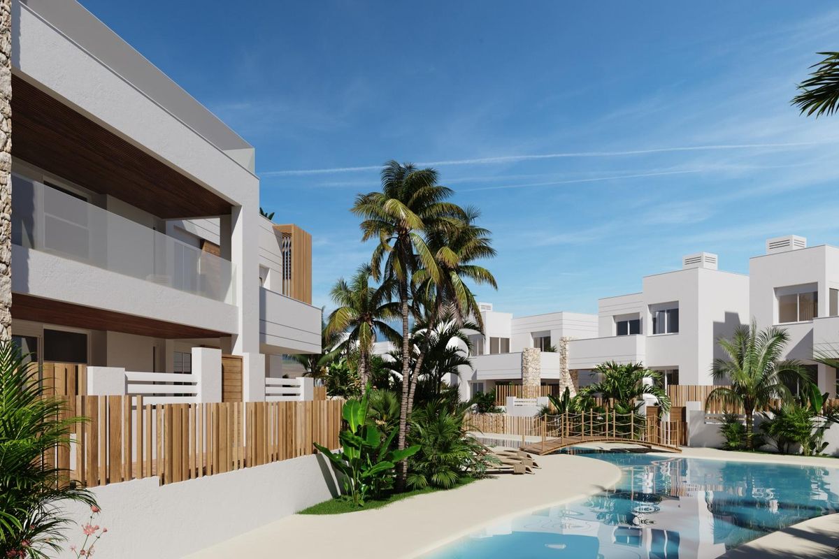 Buitenzicht van bungalowunits in San Juan de los Terreros, met architectonische details en groenvoorzieningen.