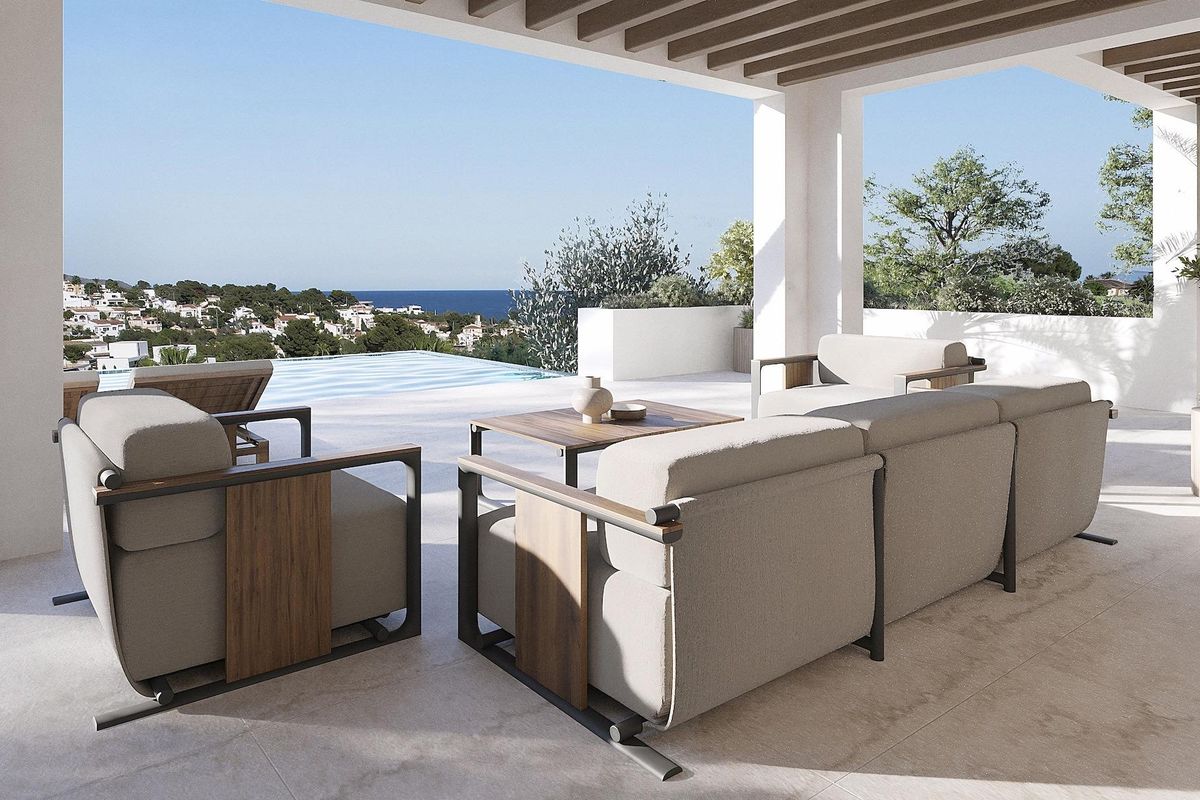 Gezellige terras lounge met zeezicht bij een 4-slaapkamer villa in Benissa, Costa Blanca Noord.