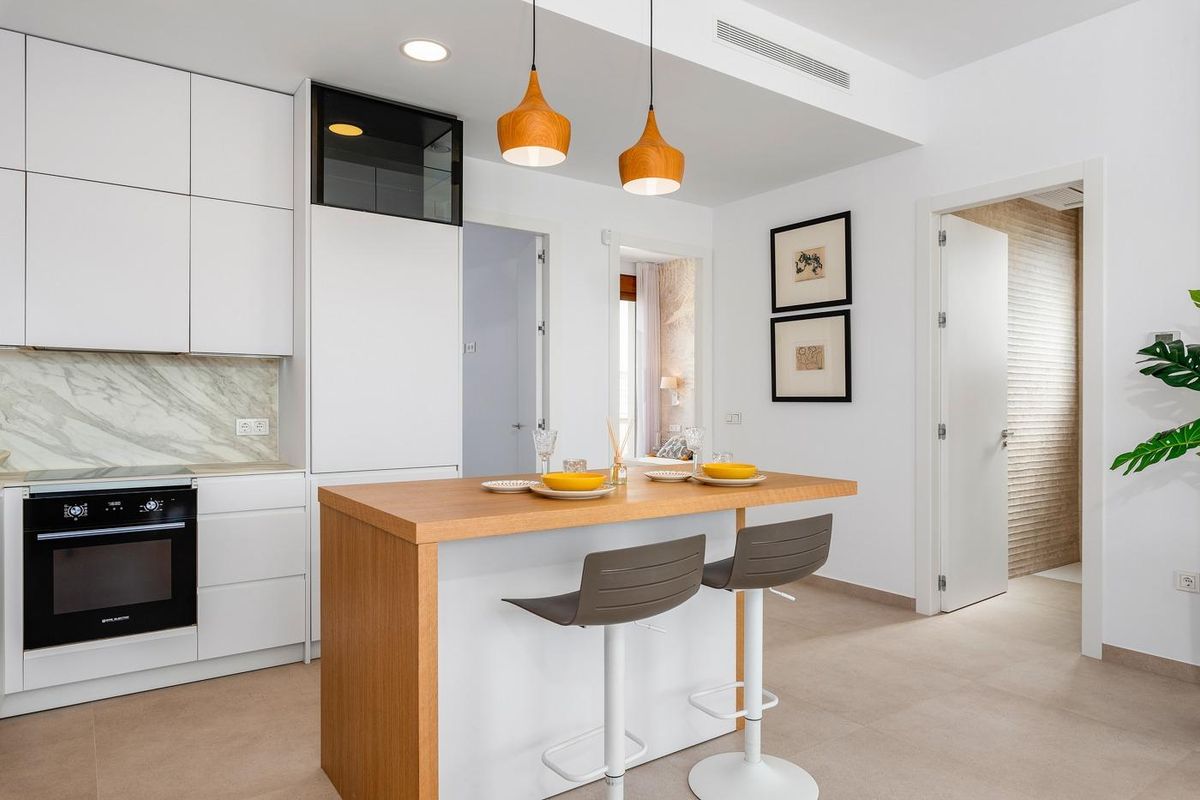 Een ander perspectief van de keuken in een villa met 3 slaapkamers in Vera, Costa de Almeria, met stijlvolle afwerkingen.