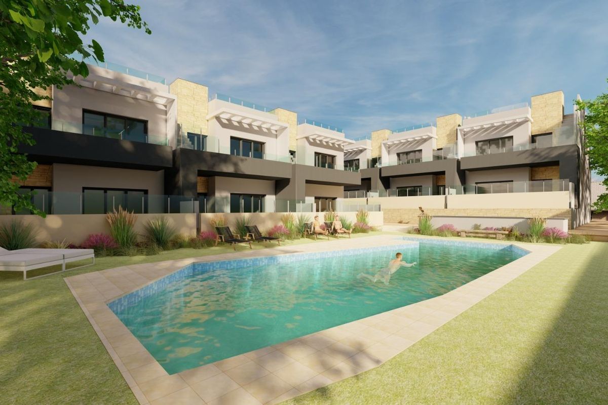 Brede opname van een gemeenschappelijk zwembad omringd door bungalows in Bigastro, Costa Blanca Zuid, Spanje.