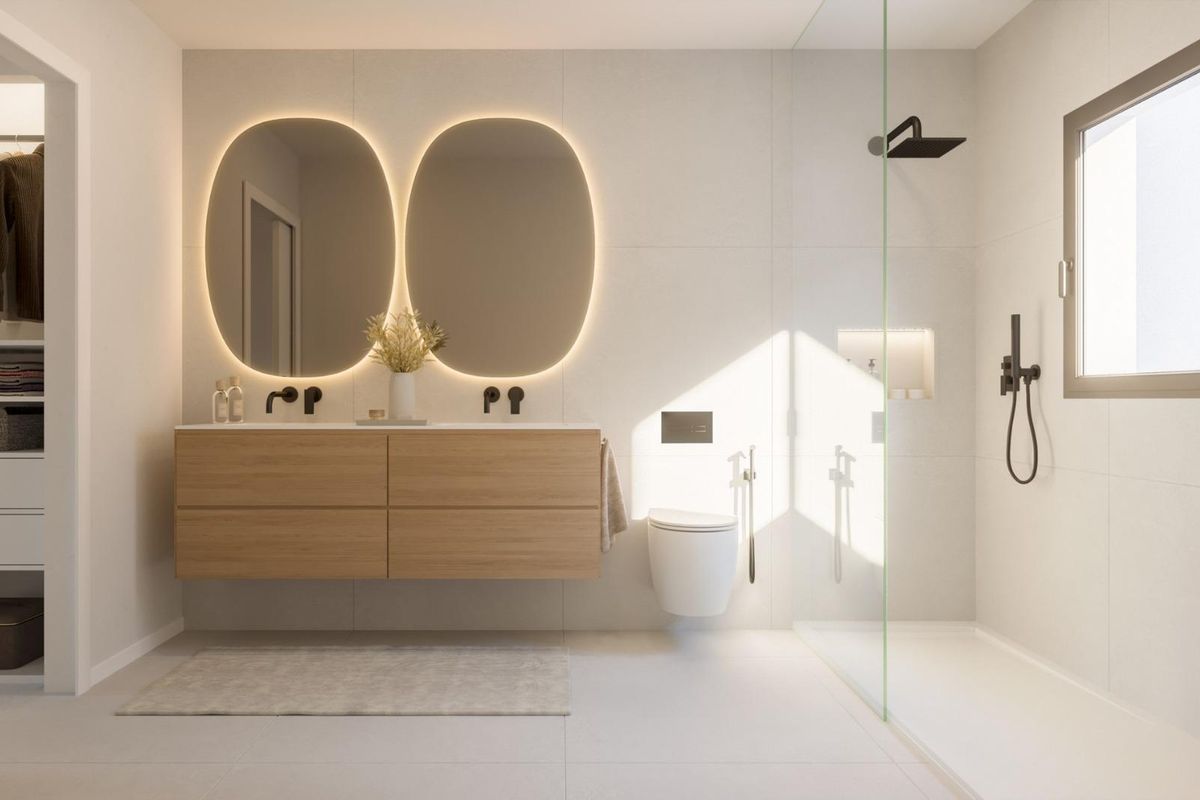 Eigentijds badkamers in een luxe penthouse, met een schoon ontwerp en natuurlijk licht in Estepona.