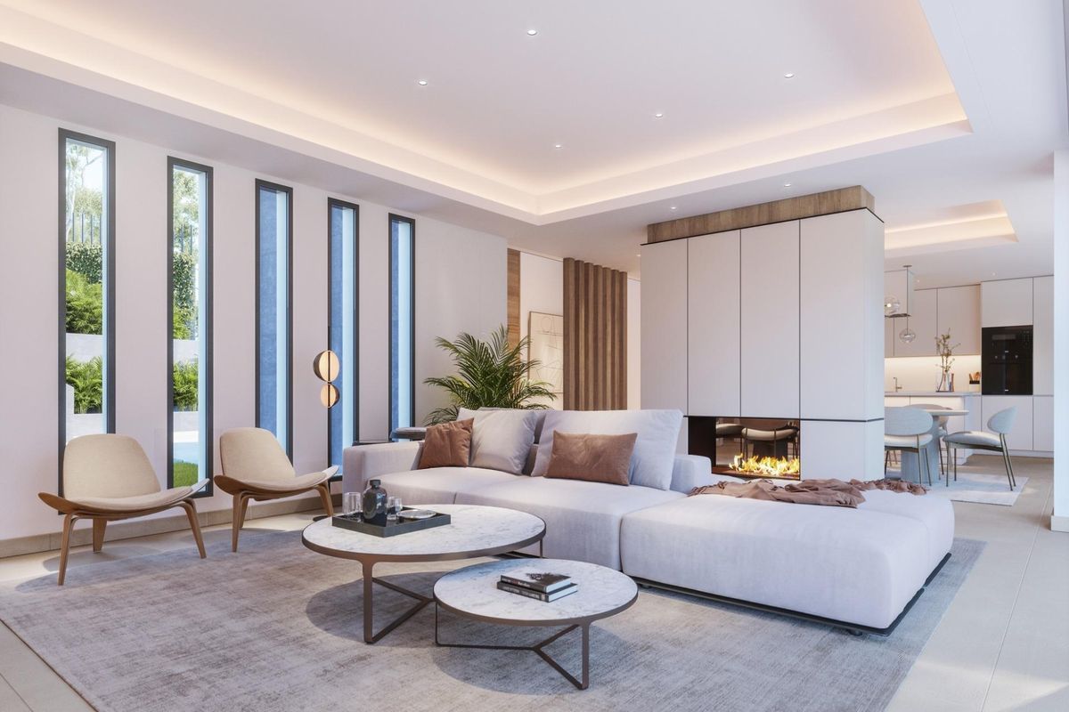 Heldere en ruime woonkamer van een moderne villa in Mijas, Costa del Sol, met stijlvolle meubels en uitzicht.