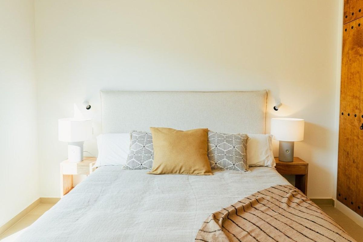 Stijlvol ingerichte slaapkamer met natuurlijk licht en houten accenten in een 3-slaapkamer villa in Jávea Xàbia.