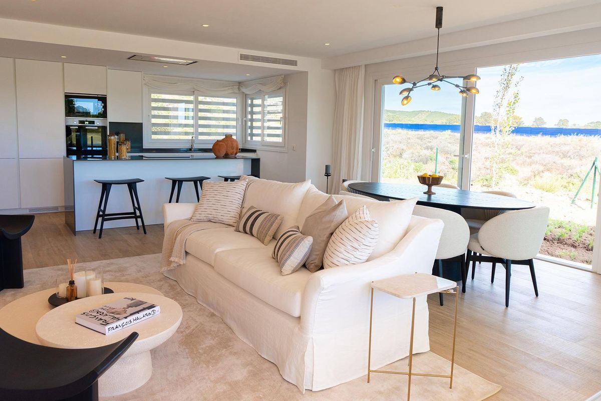 Moderne woonkamer van het appartement met twee slaapkamers in Casares, met natuurlijk licht en stijlvolle meubels.