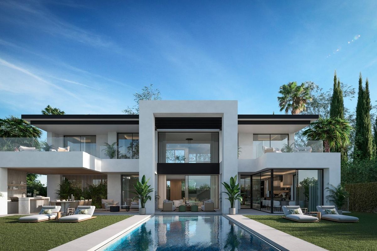 Exterieur van een moderne 4-slaapkamer villa in Estepona met zwembad en ligstoelen op het gazon. Eigentijds ontwerp.