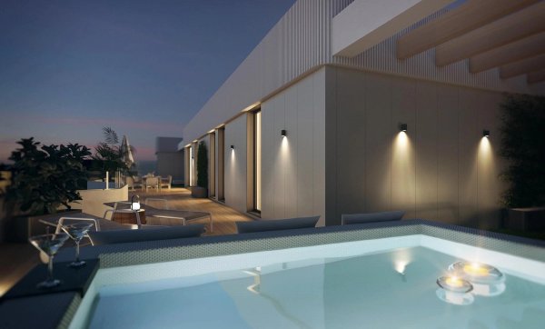 Moderne penthouse terras met jacuzzi in Mijas, Costa del Sol, met elegante zitgelegenheid en stijlvolle verlichting.