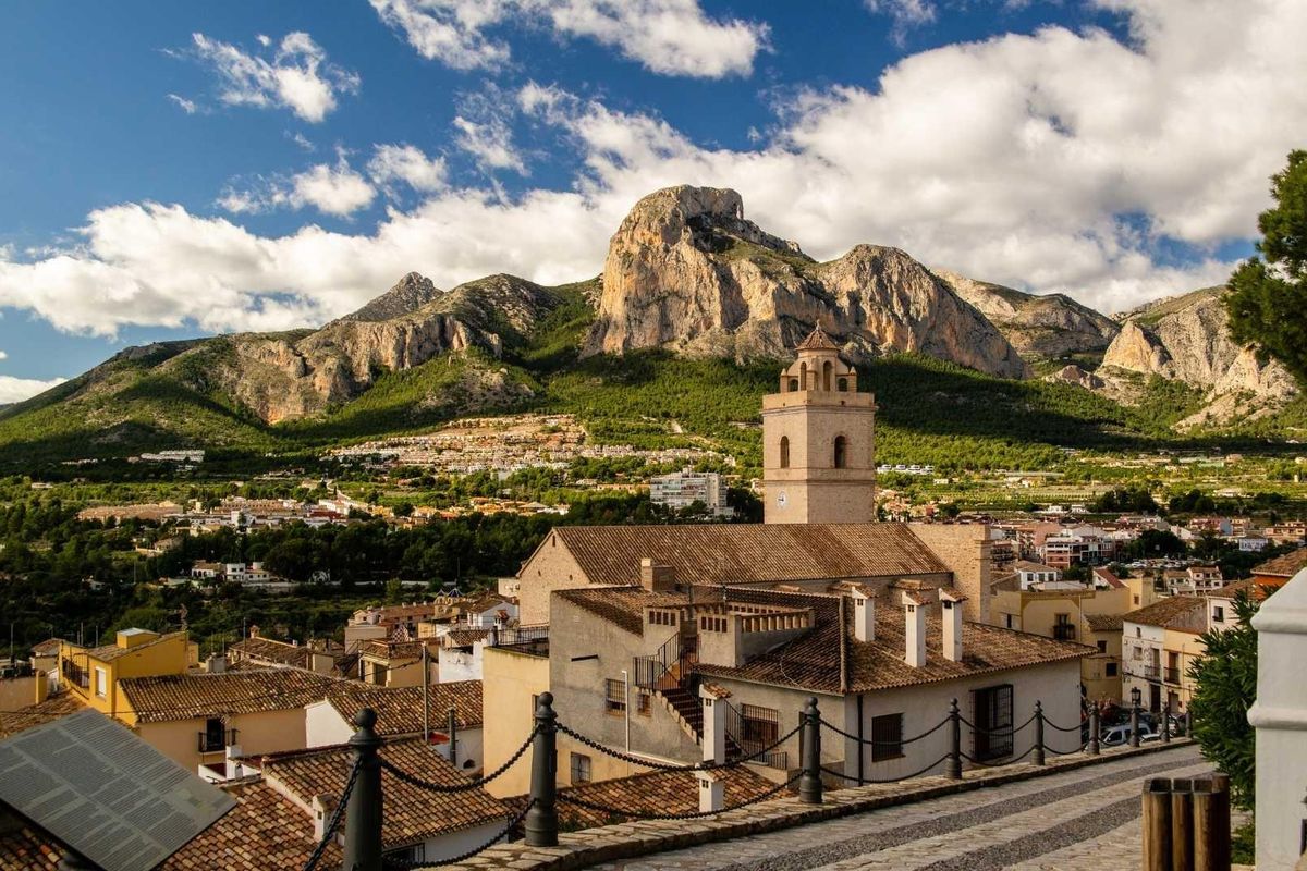 Prachtig landschap van Polop, met het dorp en de bergen onder een bewolkte lucht in Costa Blanca Noord.