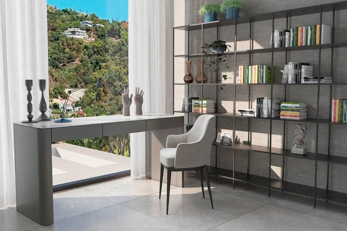 Heldere kantoorruimte met uitzicht en modern ontwerp in luxe villa in Benahavís.