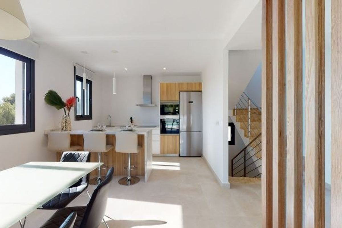 Stijlvolle keuken met modern ontwerp en eetruimte in een villa in La Nucia.