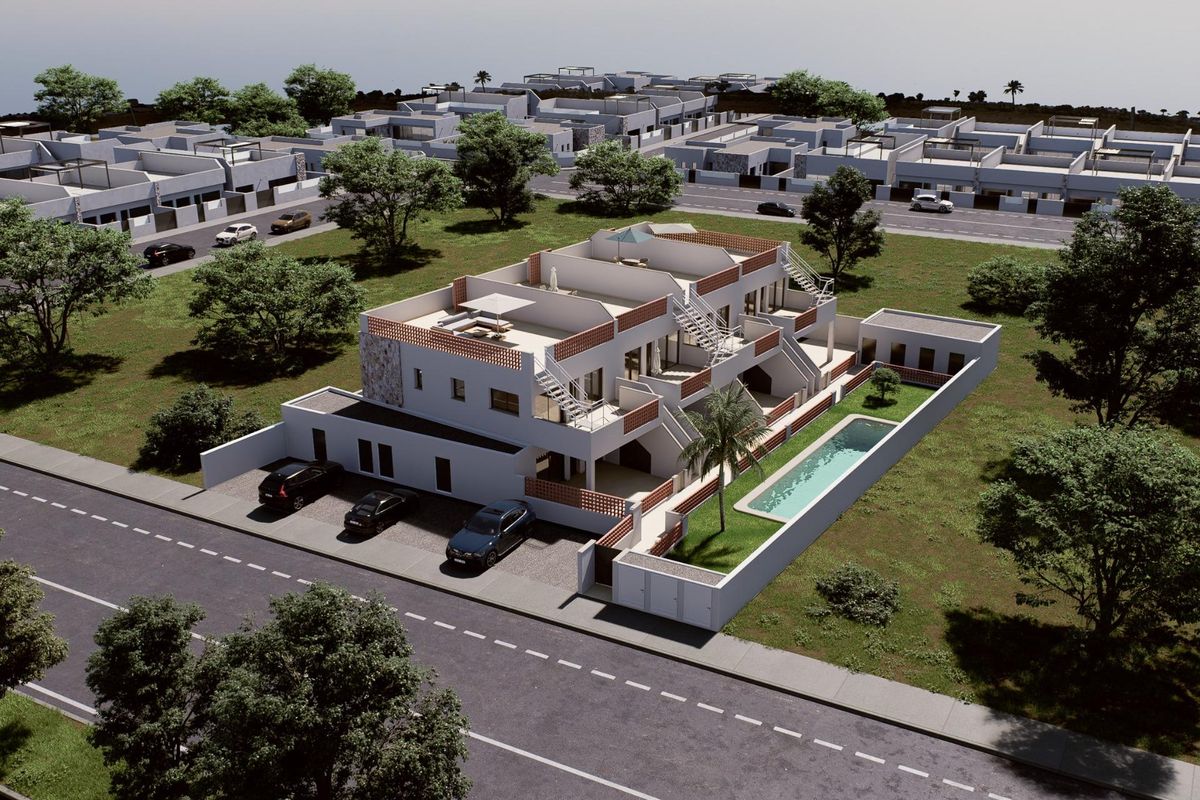 Luchtfoto van een moderne bungalow met 3 slaapkamers in Pilar de La Horadada, met een zwembad en groene omgeving.