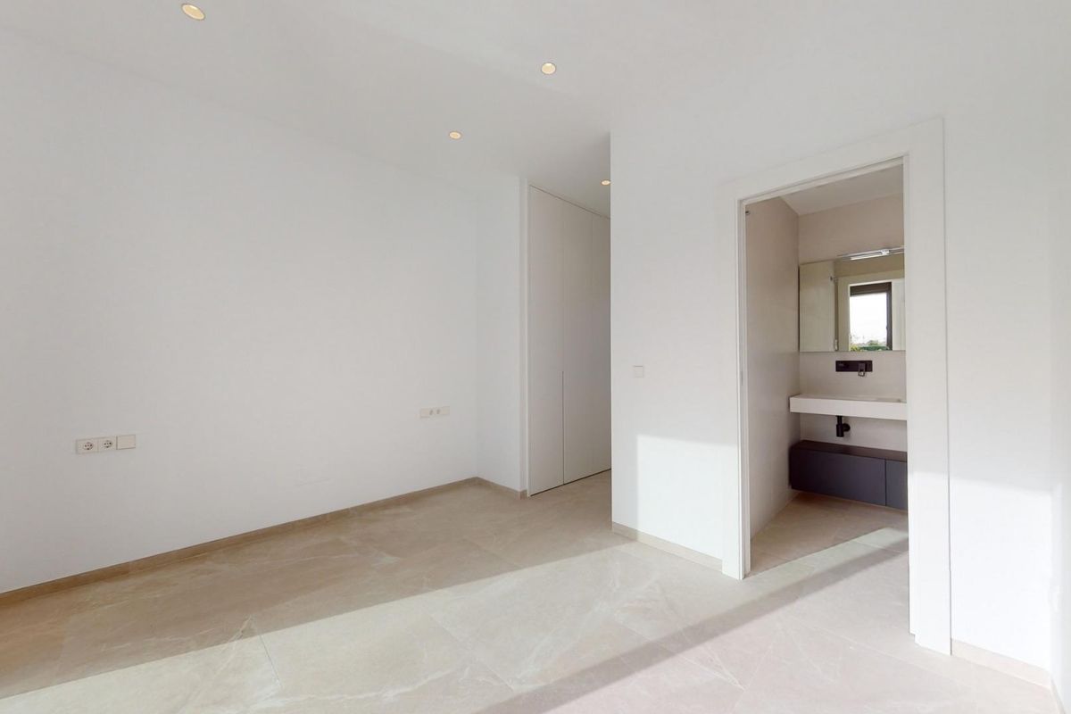 Zonnige slaapkamer met en-suite en toegang tot een terras in een moderne villa in Costa Calida.