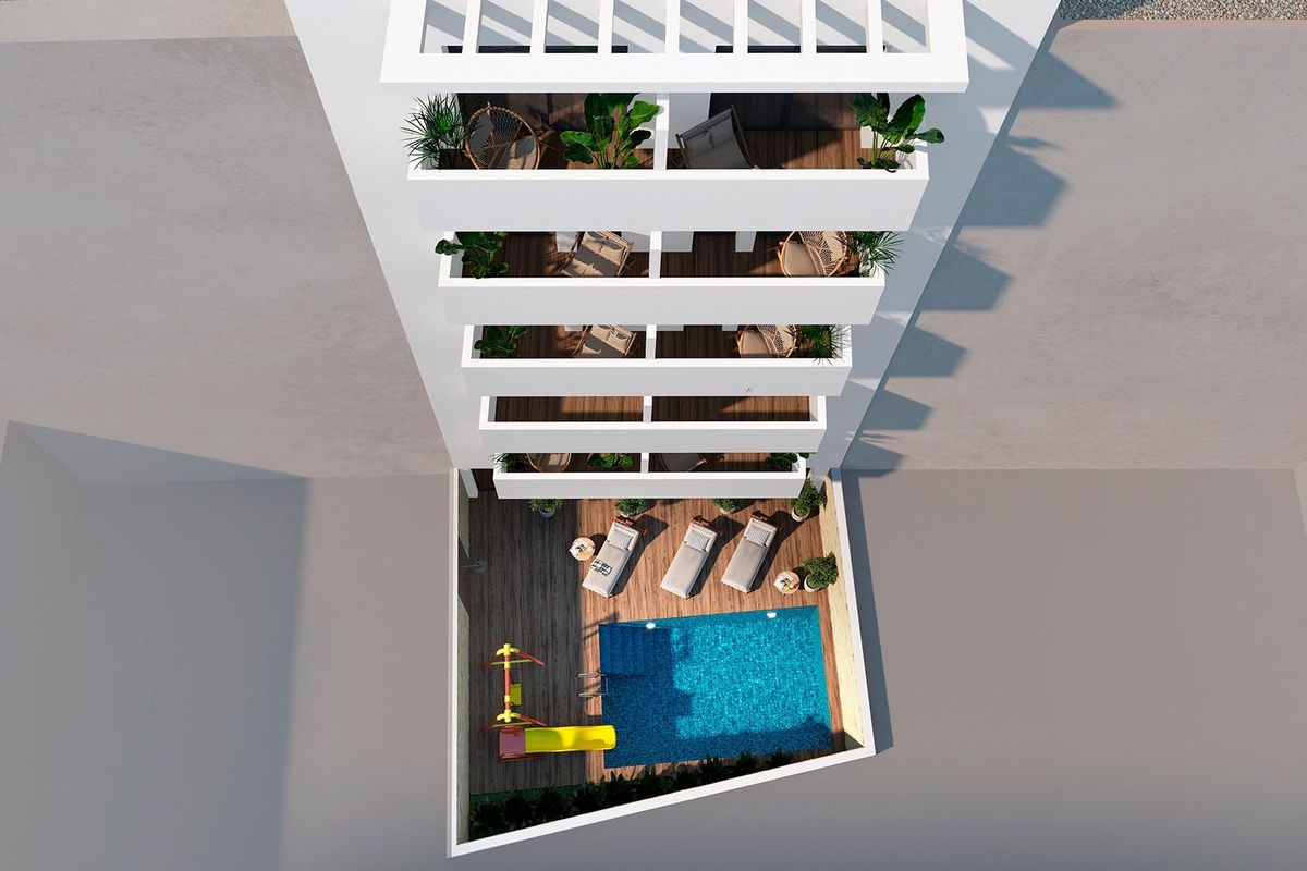 Luchtfoto van het zwembadgebied in het appartementencomplex in Torrevieja, met de nadruk op recreatieruimtes en landschap.