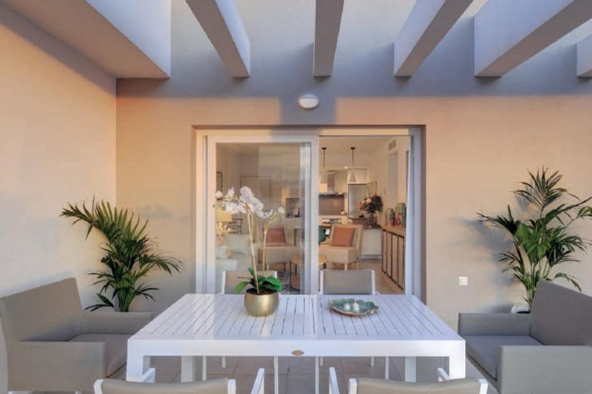 Stijlvolle eetset op het terras met uitzicht in een 2-slaapkamer appartement in Marbella.