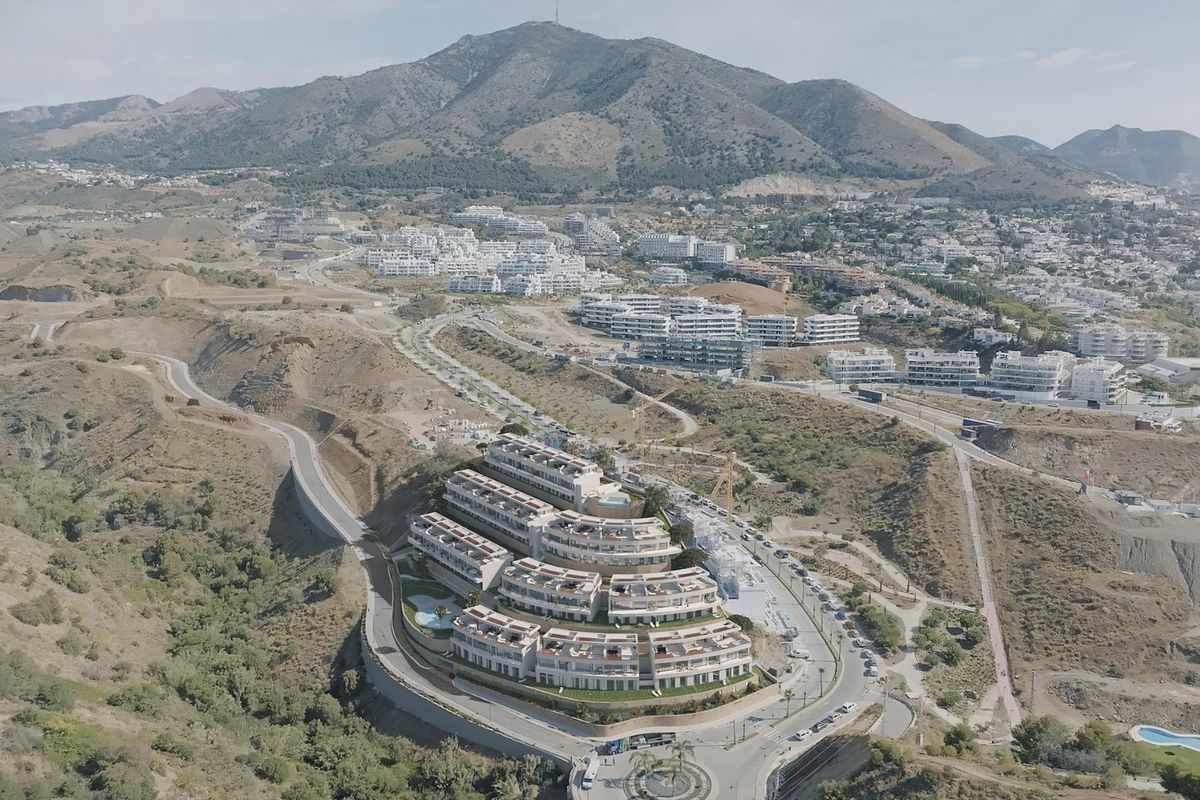 Luchtfoto van modern townhouse-complex in schilderachtige heuvels nabij Fuengirola, Costa del Sol.