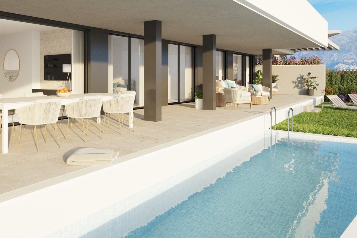 Terras van een appartement op de begane grond met een privézwembad en eetgedeelte in Benahavís, Costa del Sol.