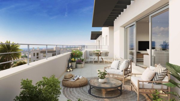 Penthouse terras met zitplaatsen en zeezicht in Estepona, Costa del Sol, Spanje.