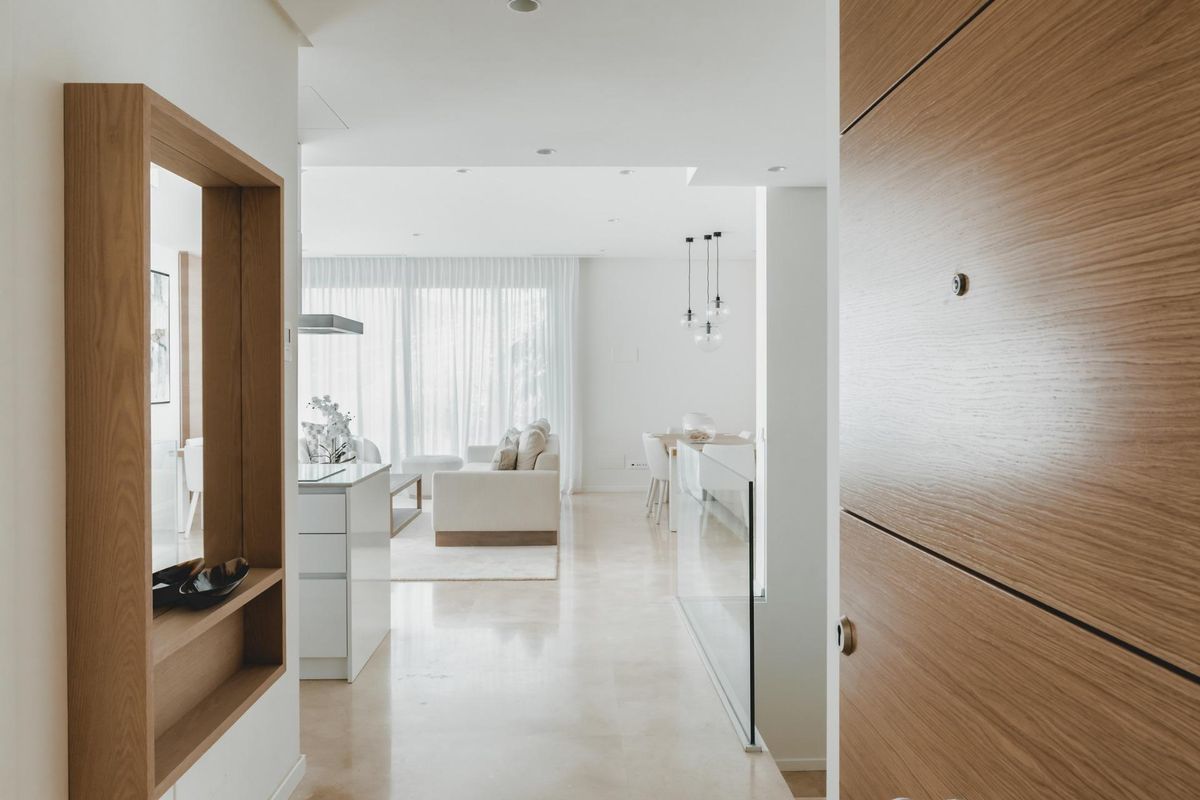 Welkom binnenkomst van een stijlvol drie-slaapkamer appartement in Benahavís, Costa del Sol, Spanje.