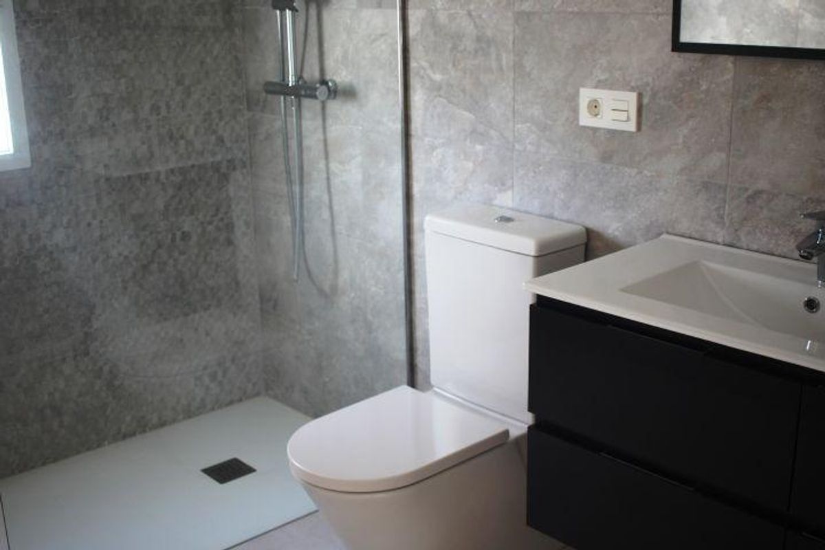 Modern badkamer in de villa met strak design, met een inloopdouche en moderne armaturen, La Romana.