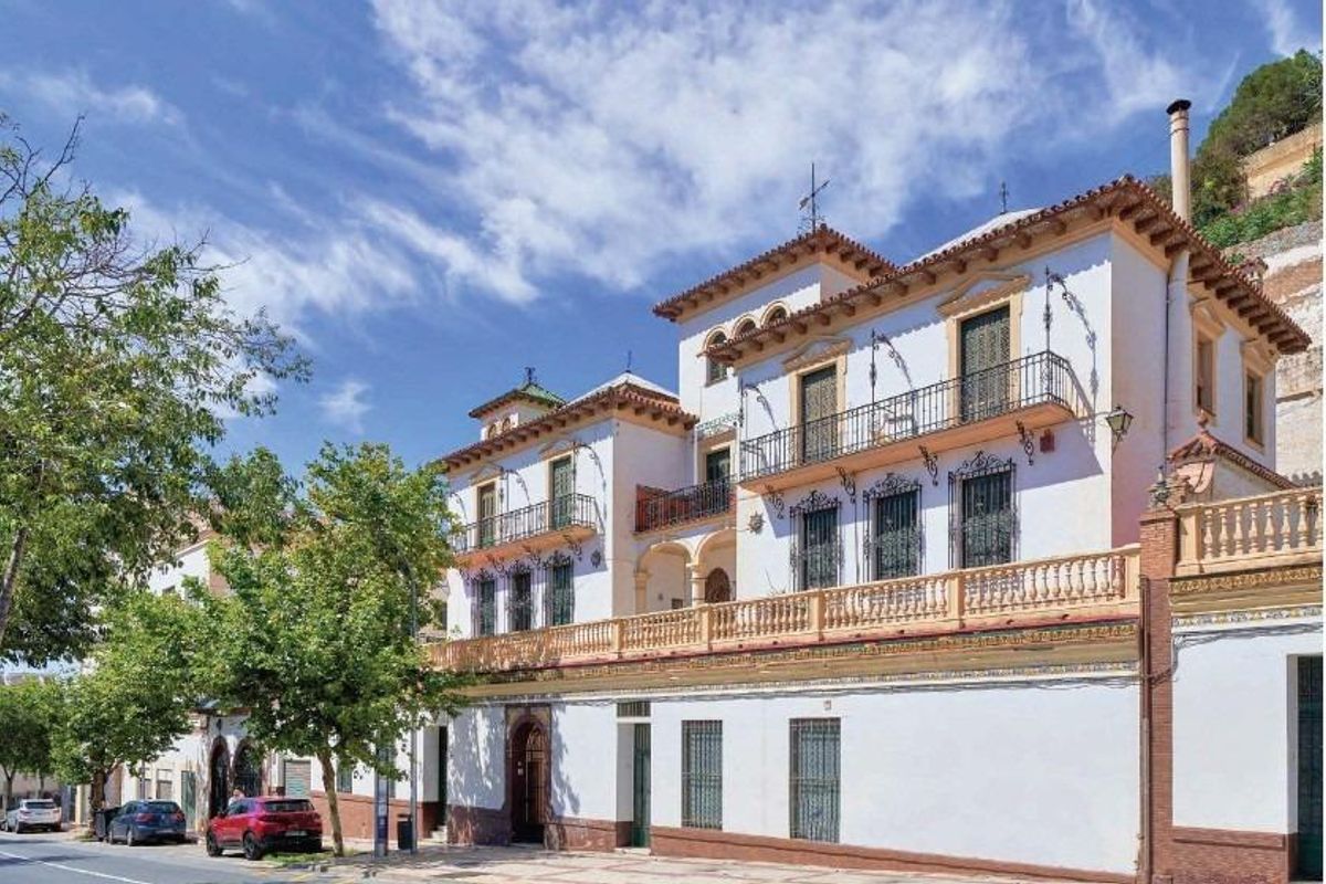 Charmant uitzicht op de buitenkant van een traditioneel gebouw in Málaga, Costa del Sol, met 3-slaapkamer appartementen.