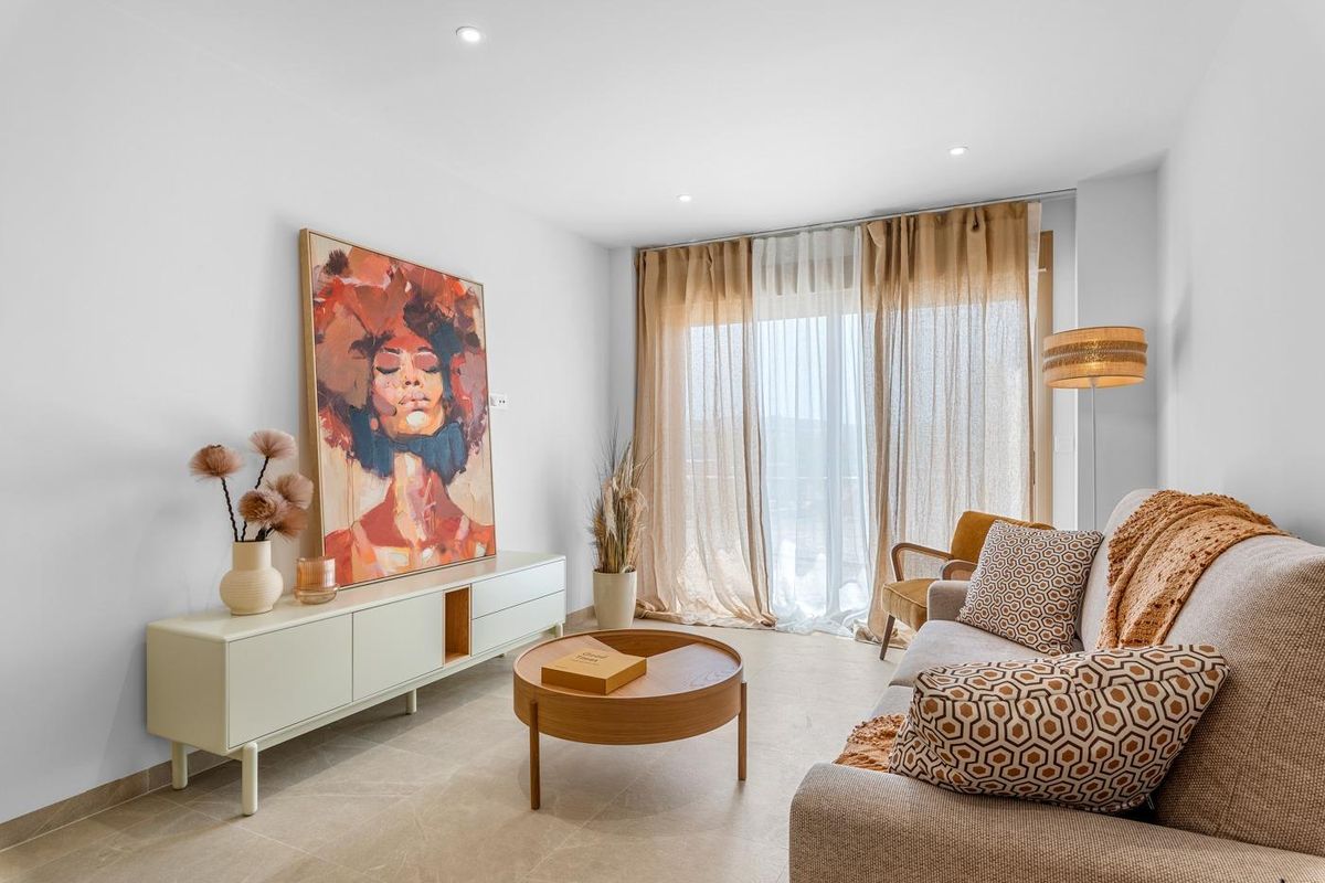 Artistieke woonkamer decor in een modern 3-slaapkamer penthouse gelegen in Jacarilla, Costa Blanca Zuid, Spanje.