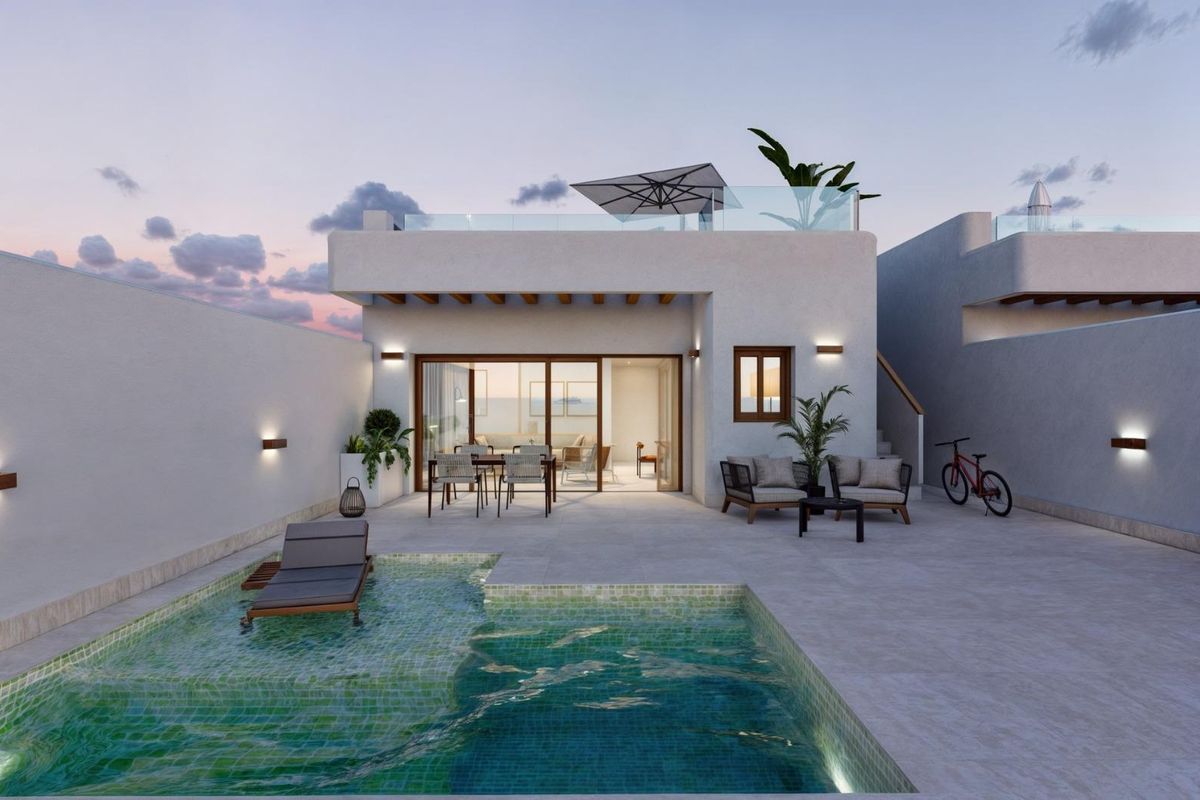 Buitenzijde van een moderne 3-slaapkamer villa in Torre Pacheco met een privézwembad en zitgelegenheid.