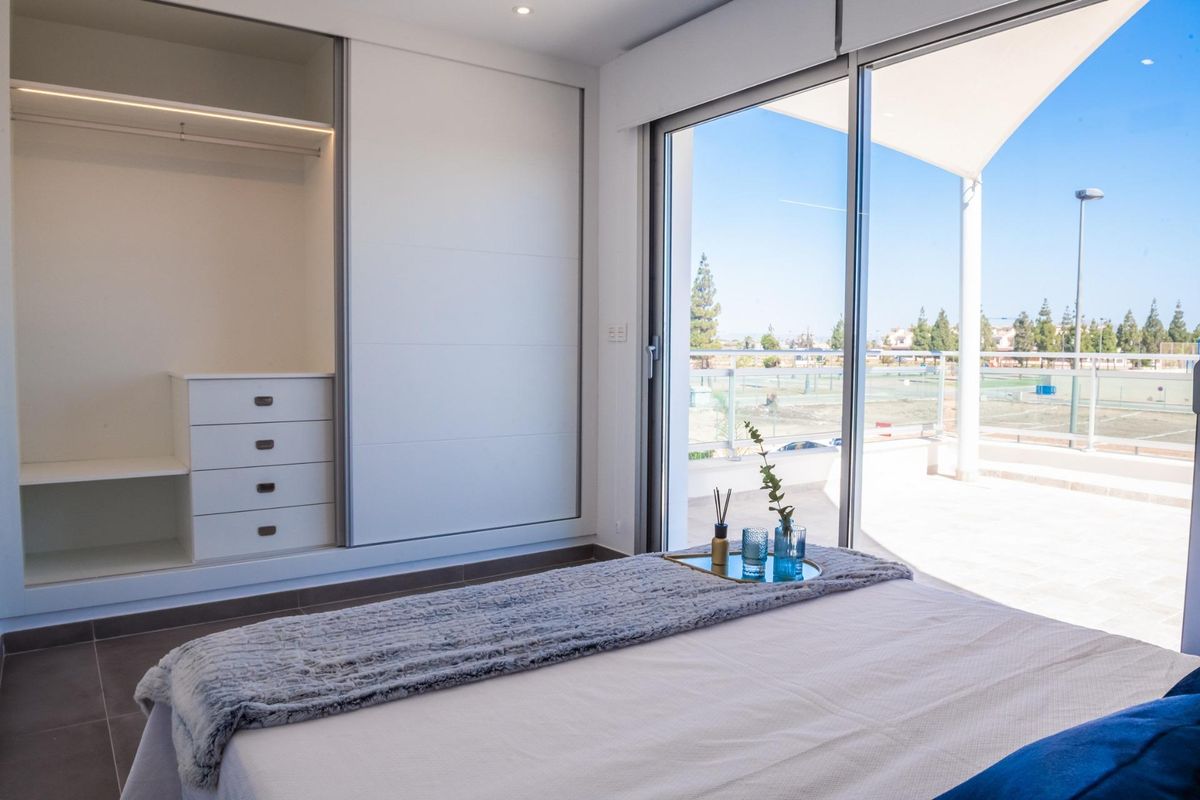 Ruime slaapkamer in een 3-slaapkamer villa, met voldoende opbergruimte en grote ramen in Los Alcazares.