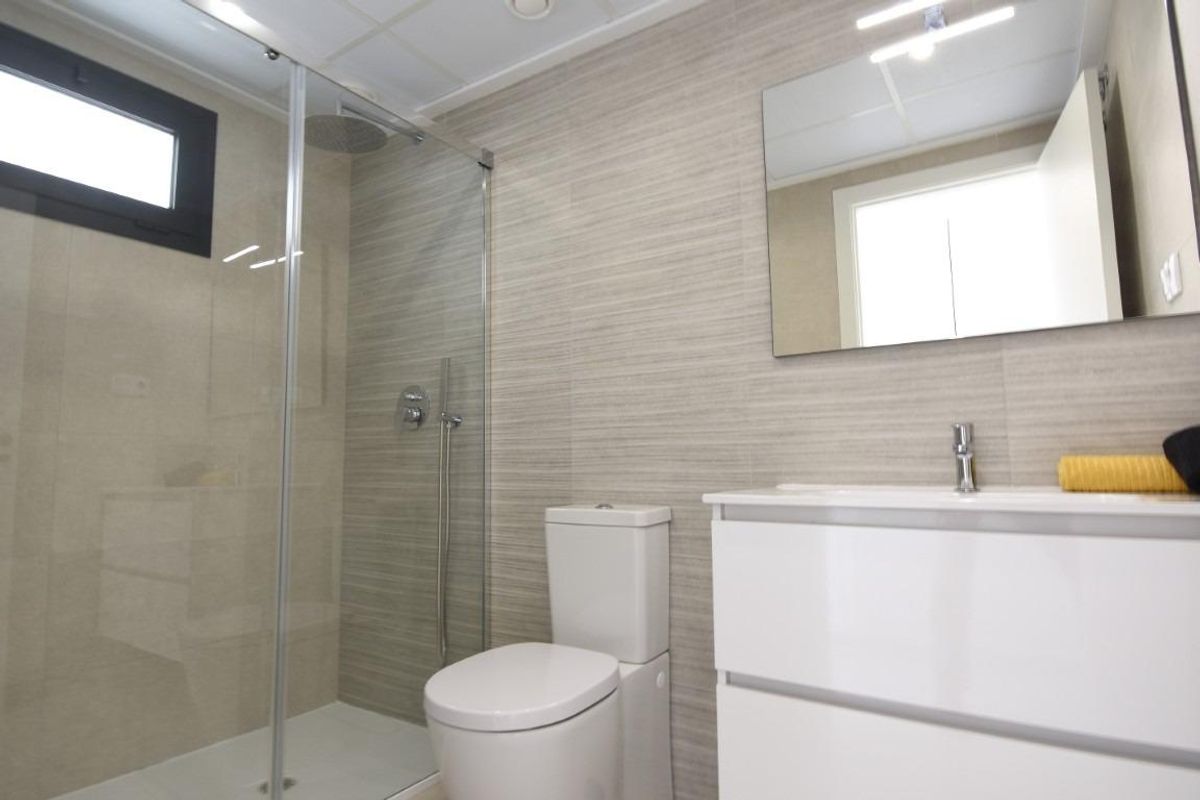 Modern sanitair met douche en strakke afwerkingen in het appartement gelegen in San Miguel de Salinas, Costa Blanca.