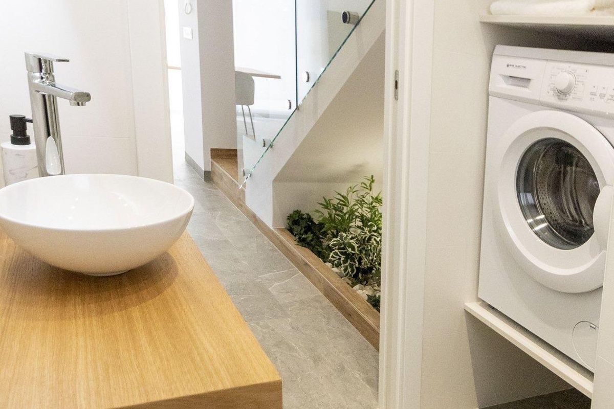 Uitzicht op een wasruimte met eenwasmachine, leidend naar een open ruimte in een 3-slaapkamer villa in Pilar de La Horadada.