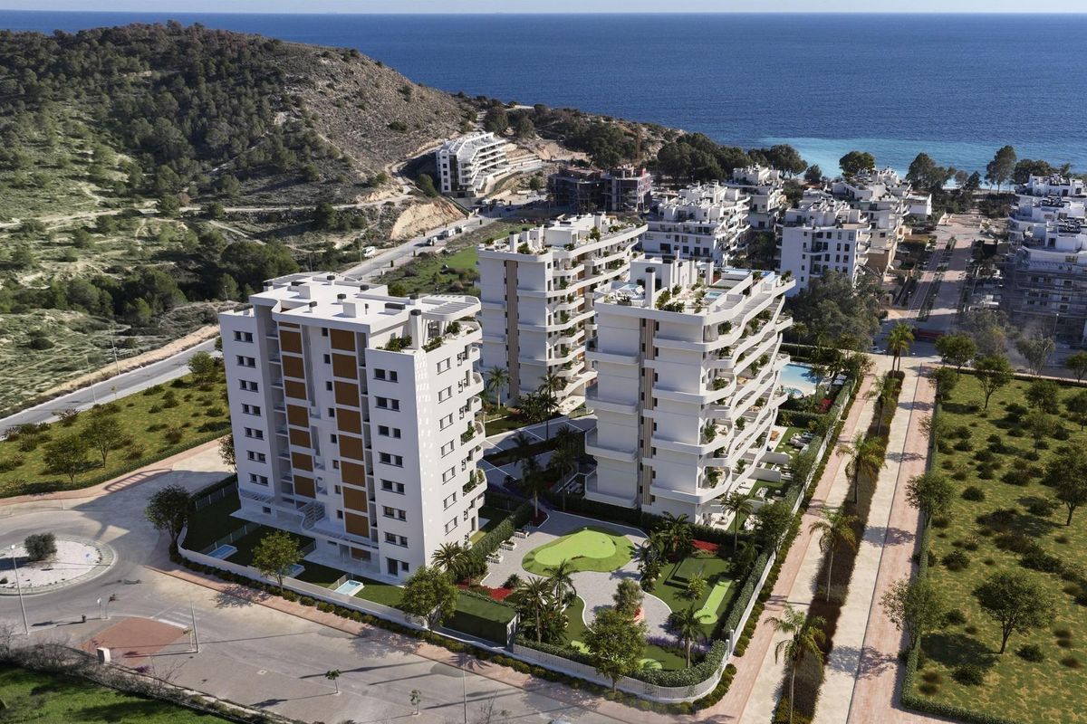 Luchtfoto van moderne appartementen in Villajoyosa, met uitzicht op de oceaan en het prachtige landschap.